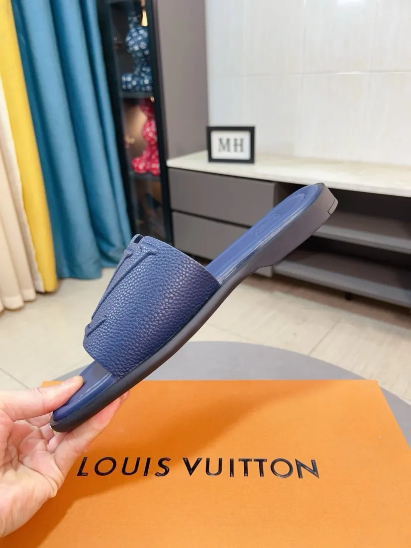 Men's shoes 💰300🌸🌸LV Ordinary men's spring and summer slippers, uppers imported from Italy, cowhide fabric, logo graphics, high-quality craftsmanship, soles: original soles specially provided by the original factory, exclusive movable molded soles super comfortable, original factory single goods, 🔍🔍high quality, you can enter and exit the counter at will, welcome to compare, size 38-45